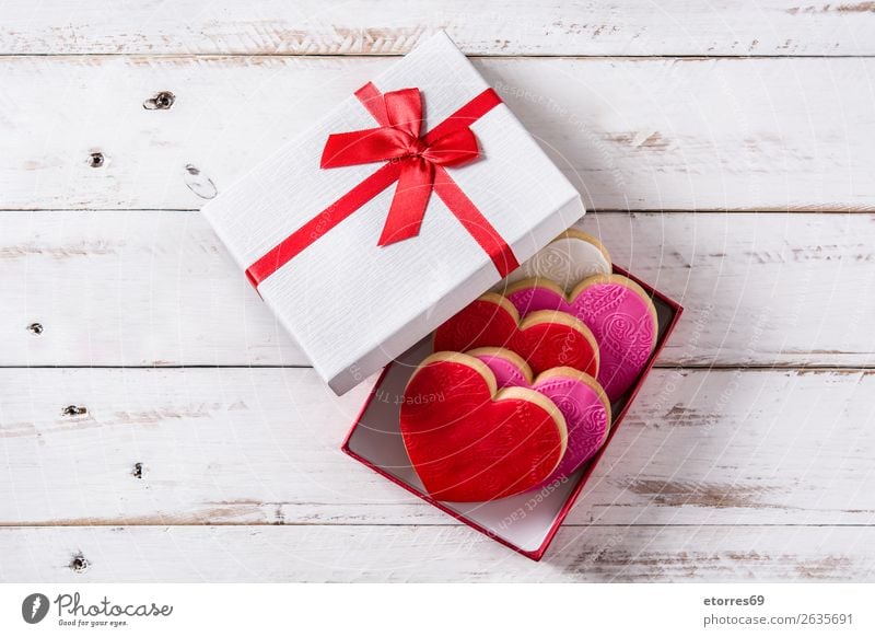 Herzförmige Kekse in Geschenkbox zum Valentinstag Plätzchen herzförmig Lebensmittel Gesunde Ernährung Foodfotografie Dessert Backwaren Fondant Zucker süß Bonbon