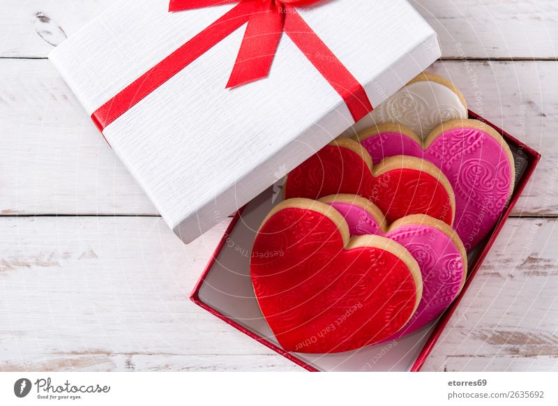Herzförmige Kekse in Geschenkbox zum Valentinstag Plätzchen herzförmig Lebensmittel Gesunde Ernährung Foodfotografie Dessert Backwaren Fondant Zucker süß Bonbon