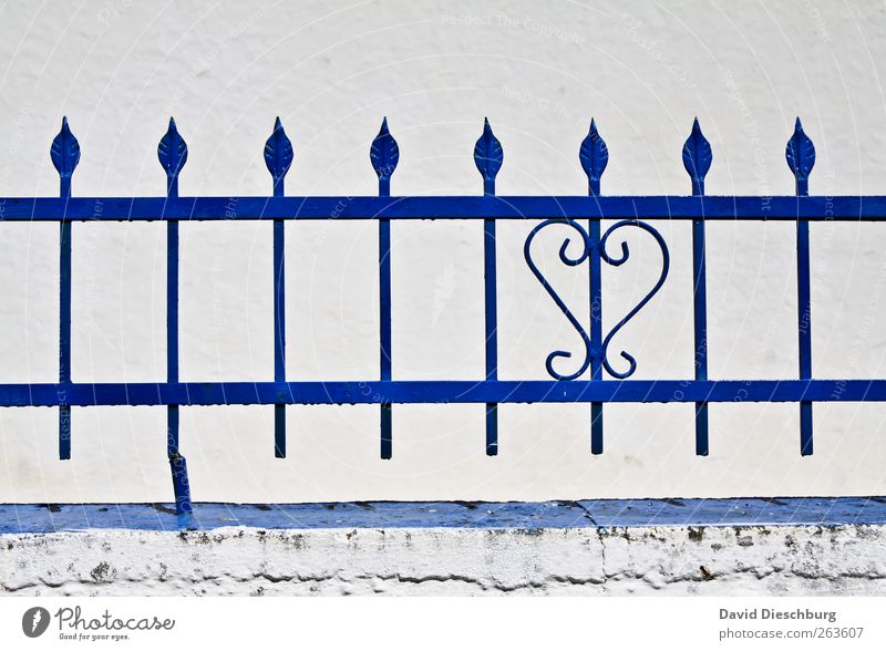 Herz aus Stahl Mauer Wand Fassade blau weiß herzförmig Zaun Metallzaun Spitze Linie Riss alt Biegung Kunsthandwerk Gebäudeteil lackiert Strebe Farbfoto