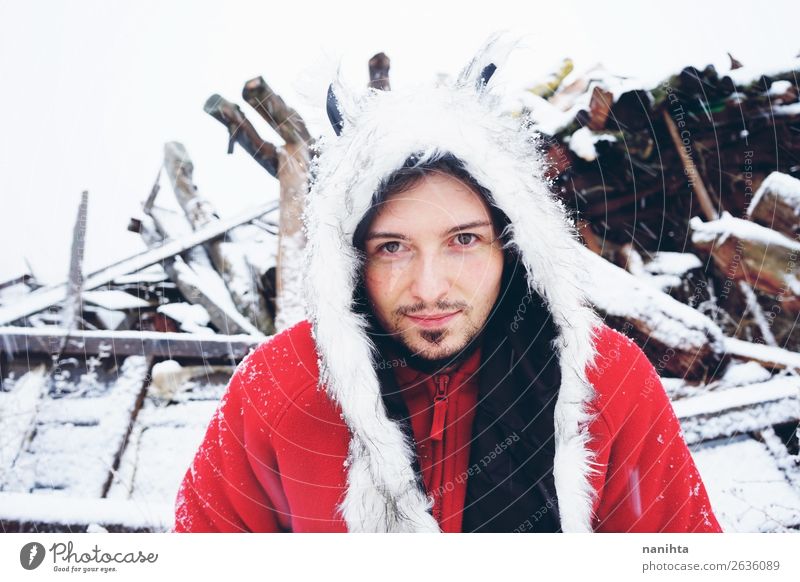 Junger und attraktiver Mann, der einen schneereichen Wintertag genießt. Lifestyle Stil Glück Schnee Winterurlaub Mensch maskulin Junger Mann Jugendliche