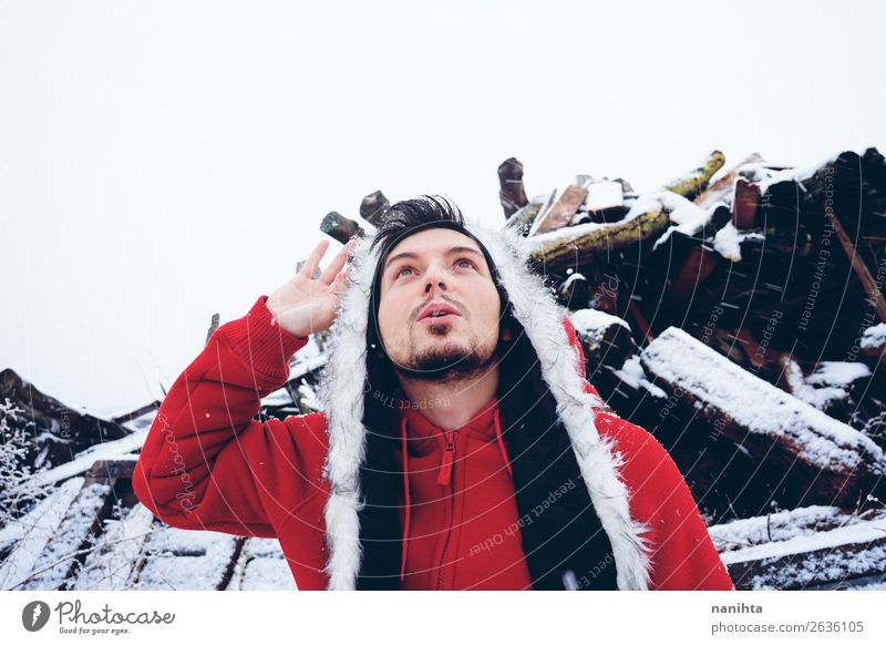 Junger und attraktiver Mann, der einen schneereichen Wintertag genießt. Lifestyle Stil Glück Schnee Mensch maskulin Junger Mann Jugendliche Erwachsene 1