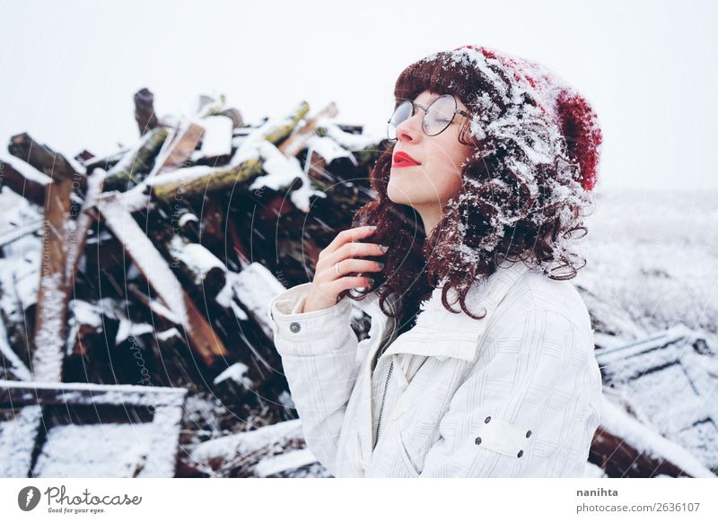 Junge Frau genießt einen schneereichen Wintertag Lifestyle Stil Glück Gesicht Leben Freizeit & Hobby Freiheit Schnee Winterurlaub Weihnachten & Advent