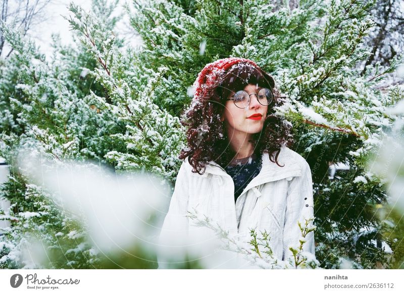 Junge Frau genießt einen schneereichen Winter Lifestyle Stil Glück Leben Abenteuer Freiheit Schnee Winterurlaub Weihnachten & Advent Silvester u. Neujahr Mensch