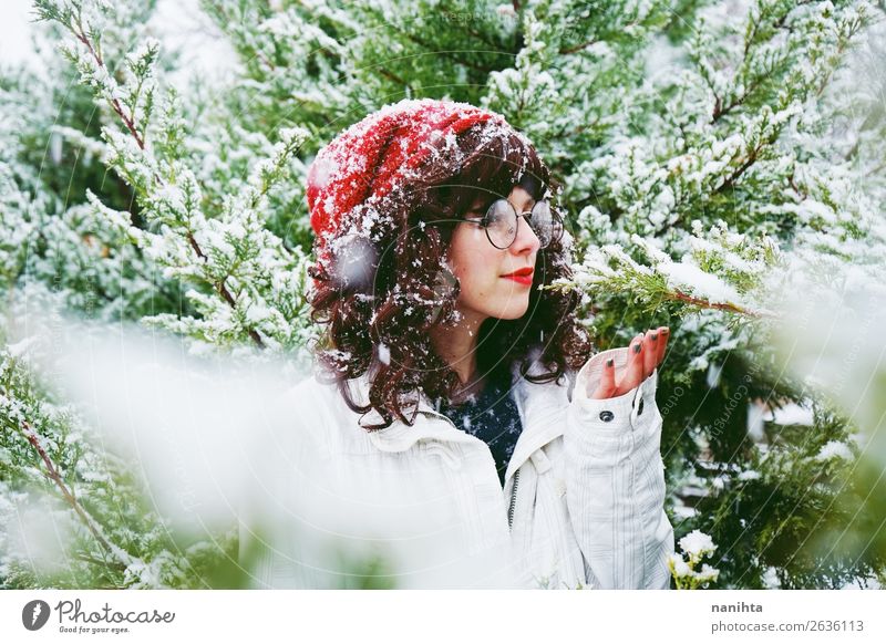Junge Frau genießt einen schneereichen Wintertag Lifestyle Stil Glück Leben Abenteuer Freiheit Schnee Weihnachten & Advent Silvester u. Neujahr Mensch feminin