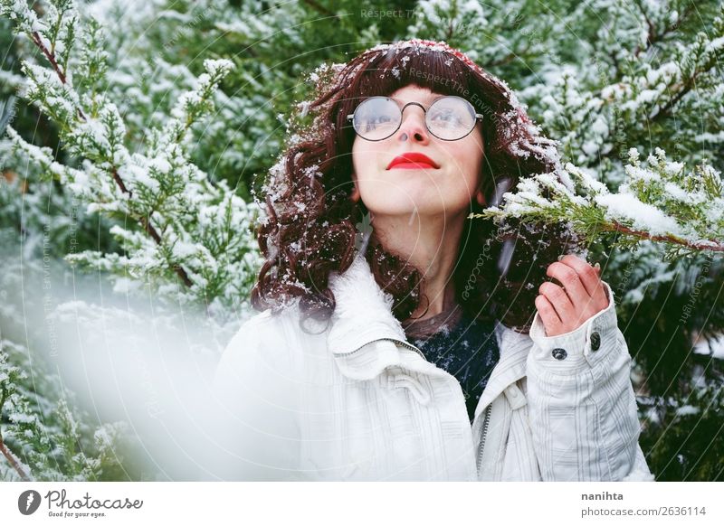 Junge Frau genießt einen schneereichen Wintertag Lifestyle Stil Glück Wellness Leben Abenteuer Freiheit Schnee Winterurlaub Weihnachten & Advent