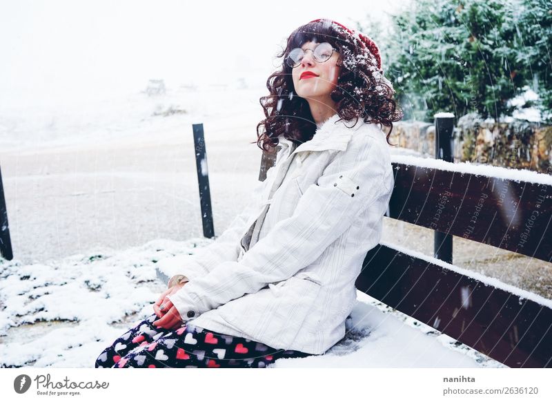 Junge Frau genießt einen schneereichen Wintertag Lifestyle Stil Glück Gesicht Leben Freizeit & Hobby Freiheit Schnee Weihnachten & Advent Silvester u. Neujahr