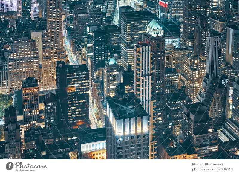New York City bei Nacht, USA. Stadtzentrum bevölkert überbevölkert Hochhaus Gebäude Straße elegant Erfolg modern Verlässlichkeit Kapitalwirtschaft Identität