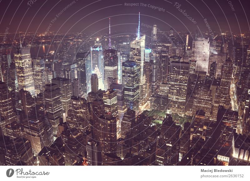 New York City bei Nacht, USA. Skyline bevölkert überbevölkert Hochhaus Bankgebäude Gebäude Straße modern Erfolg Kraft Willensstärke elegant Geld