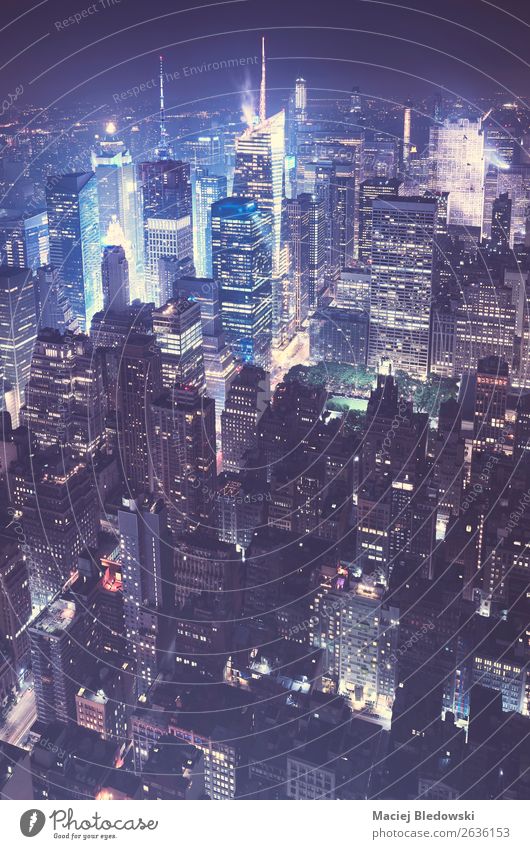 New York City bei Nacht, USA. Stadtzentrum Skyline bevölkert überbevölkert Haus Hochhaus Bankgebäude Gebäude Architektur Mauer Wand Sehenswürdigkeit Wahrzeichen