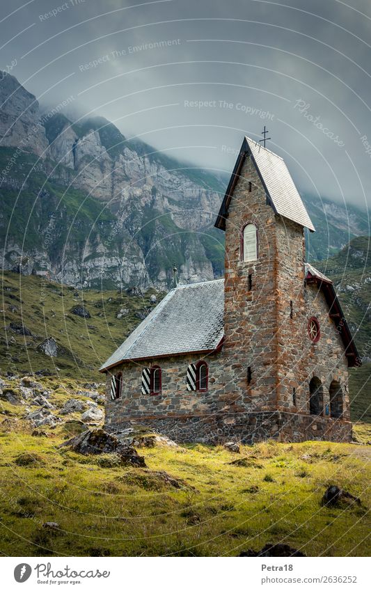Kirche Meglisalp Tourismus Ausflug Abenteuer Berge u. Gebirge wandern Natur Landschaft Wolken Sonnenlicht Herbst Schönes Wetter Nebel Alpen Schweiz Mauer Wand