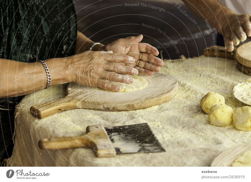 Kneten von Teig in einer traditionellen Bäckerei Teigwaren Backwaren Brot Essen Tisch Küche Restaurant Arbeit & Erwerbstätigkeit Mensch Frau Erwachsene Mann