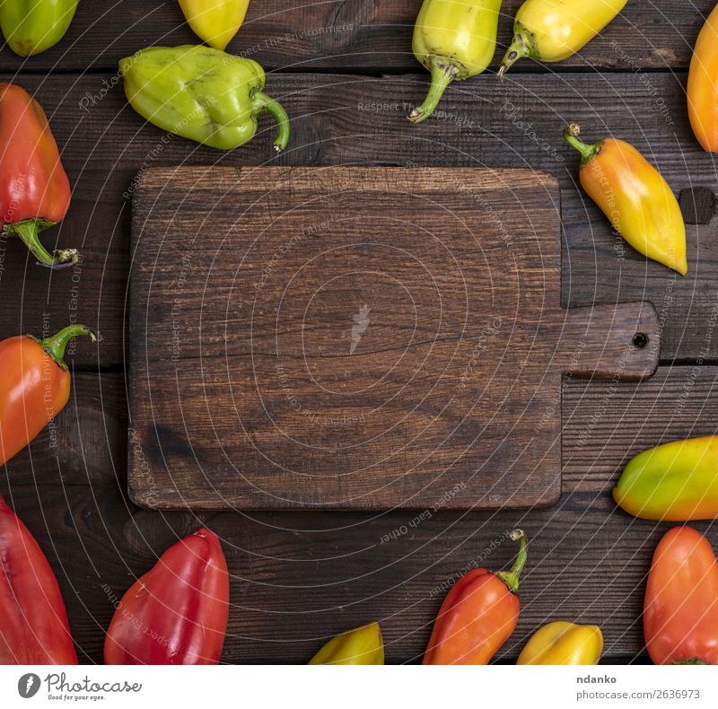 frische grüne, gelbe und rote Paprika Gemüse Ernährung Vegetarische Ernährung Tisch Küche Holz natürlich braun Farbe Schneidebrett Ackerbau Hintergrund