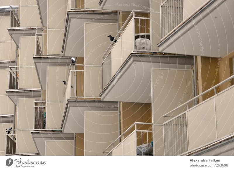 Mit Balkon. Haus Menschenleer Bauwerk Gebäude Architektur Geländer eckig eng eingeengt Mehrfamilienhaus Sozialer Brennpunkt Studentenwohnheim Urbanisierung