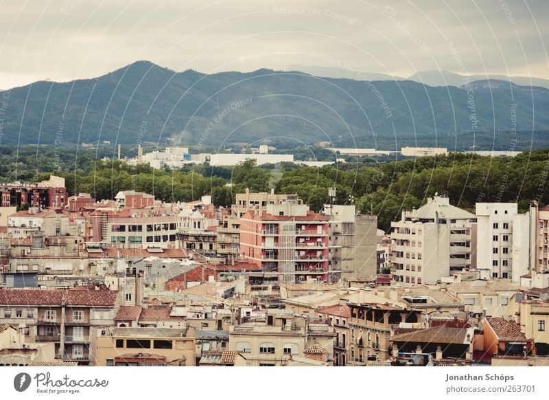 Girona III Ferne Städtereise Landschaft Berge u. Gebirge Spanien Katalonien Stadt bevölkert Haus ästhetisch Aussicht Reisefotografie Stadtrand Plattenbau