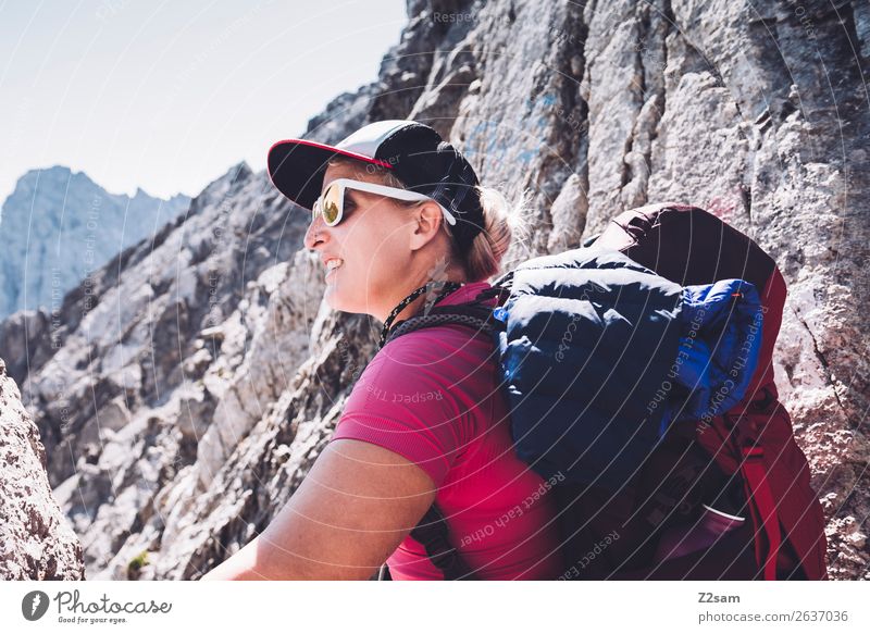 Junge Frau auf dem Gipfel | E5 Ferien & Urlaub & Reisen Abenteuer Berge u. Gebirge wandern Jugendliche 18-30 Jahre Erwachsene Natur Landschaft Sommer