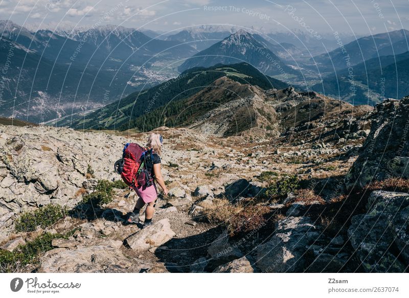 Junge Frau auf Alpenüberquerung | E5 Abenteuer wandern Jugendliche Natur Landschaft Schönes Wetter Felsen Berge u. Gebirge Gipfel Rucksack Rucksackurlaub