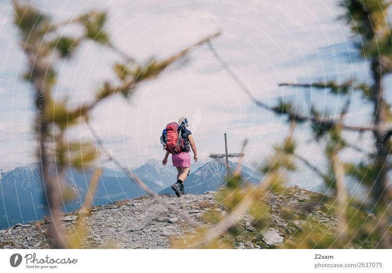 Junge Frau beim Wandern auf dem Vernet Abenteuer wandern Jugendliche 30-45 Jahre Erwachsene Natur Landschaft Sommer Alpen Berge u. Gebirge Gipfel
