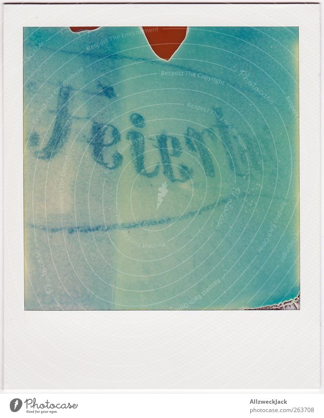 Feiertag! Schriftzeichen Graffiti retro trashig blau blaustich Farbfoto Außenaufnahme Detailaufnahme Polaroid Menschenleer Tag