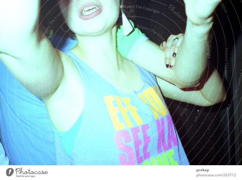 Gedränge am Schnapsfass Nachtleben Party clubbing Tanzen Mensch feminin Junge Frau Jugendliche Erwachsene T-Shirt authentisch trendy verrückt einzigartig