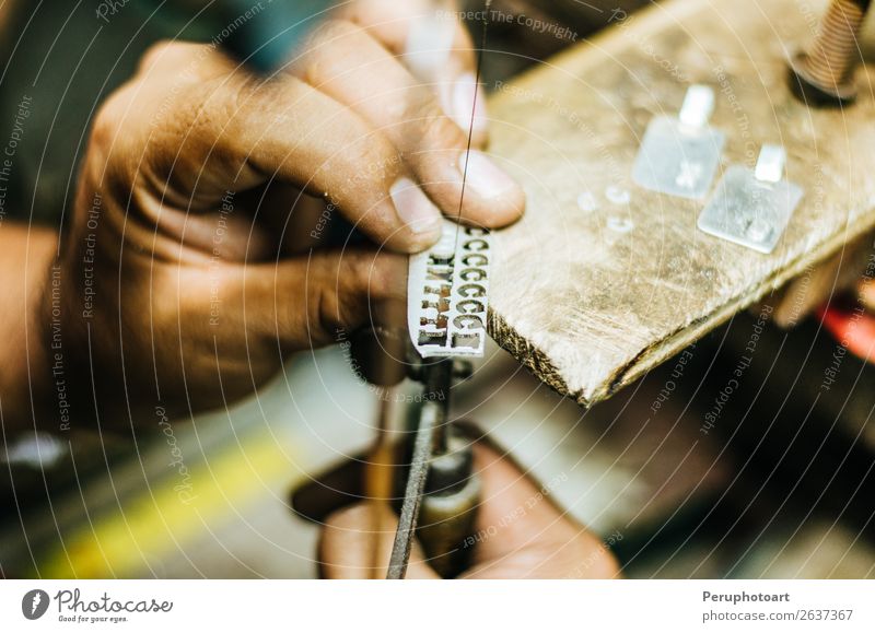 Manneshände Goldschmiedearbeit an einem Silberstück Design Basteln Arbeit & Erwerbstätigkeit Beruf Arbeitsplatz Industrie Handwerk Werkzeug Säge Mensch Frau