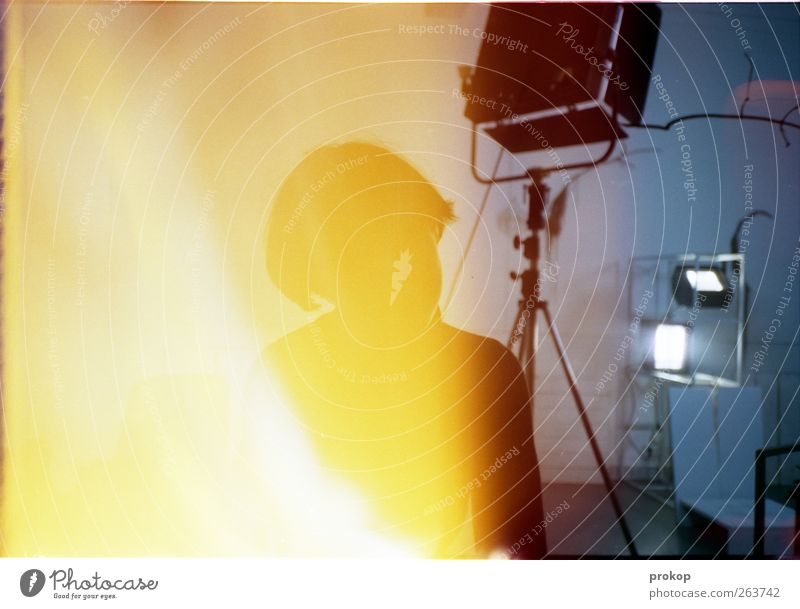 Praktikantin mit Laserschwert Mensch feminin Junge Frau Jugendliche Erwachsene sitzen warten Lampe Werkstatt Studiobeleuchtung Licht Light leak anonym Farbfoto