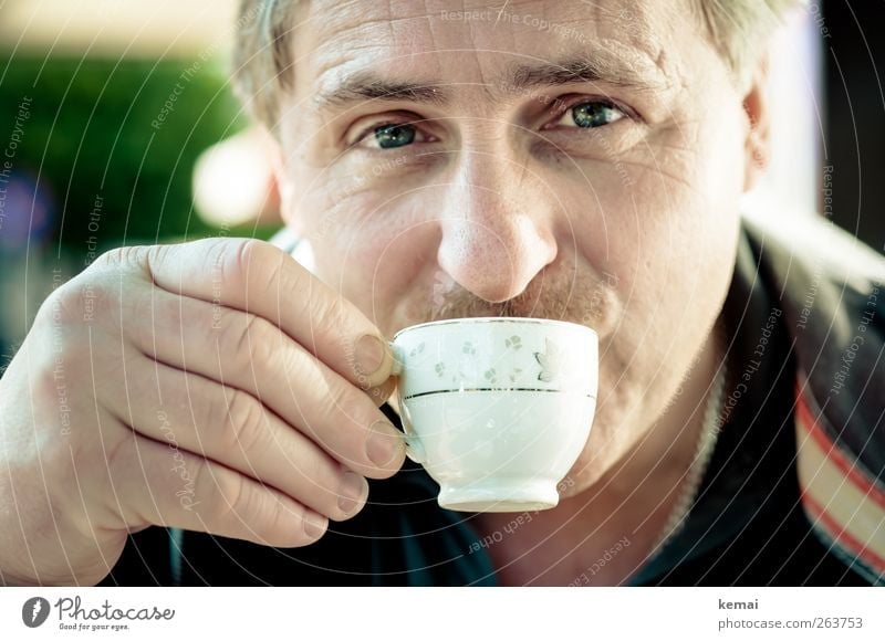 Melitta-Mann Getränk trinken Heißgetränk Kaffee Mokka Tasse Lifestyle Zufriedenheit Duft Mensch maskulin Erwachsene Kopf Gesicht Auge Nase Hand Finger 1