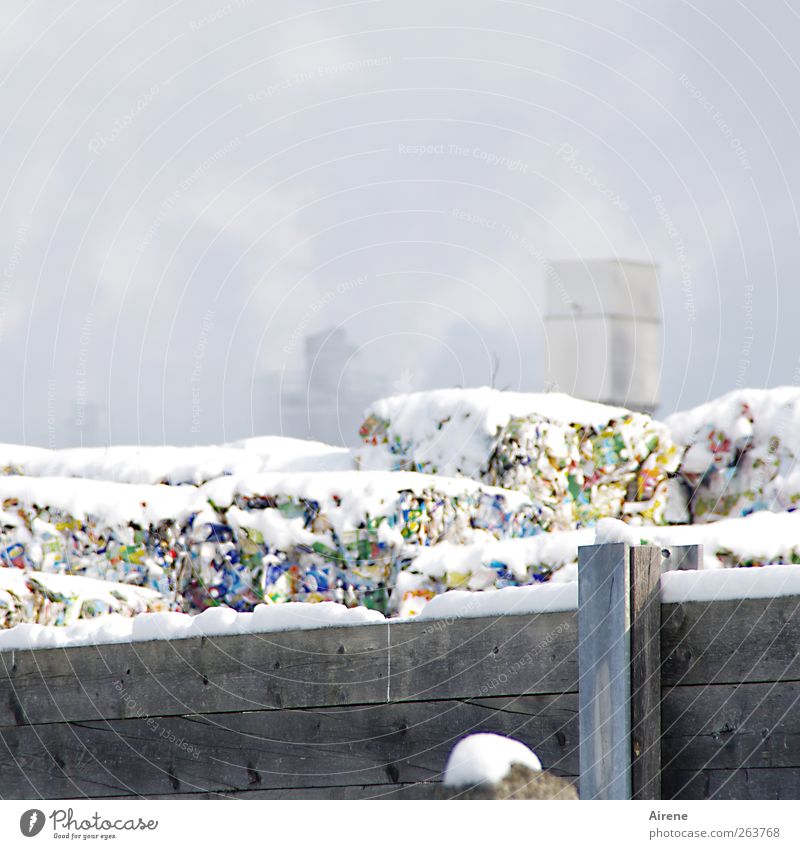papierverarbeitende Industrie Müllverwertung Müllhalde Papiermüll Papierfabrik Recycling Winter Schnee Menschenleer Industrieanlage Verpackung mehrfarbig weiß