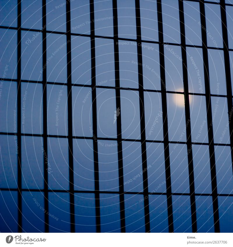 ##°# Himmel Mond Hochhaus Architektur Fassade Fenster dunkel trist blau Verschwiegenheit Traurigkeit Sorge ästhetisch Enttäuschung Hoffnung Horizont Inspiration