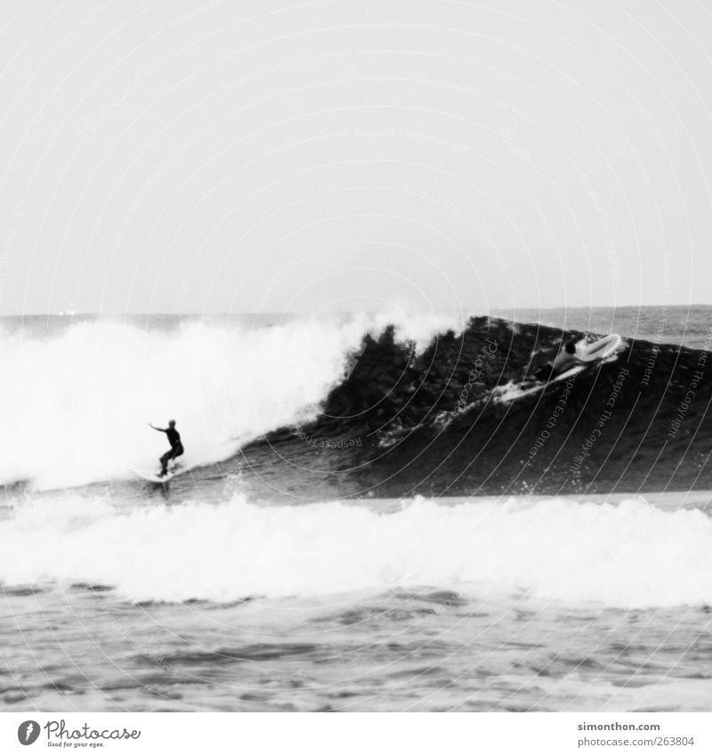 surfer 1 Mensch Leben Surfer Surfen Surfbrett Surfschule Meer Meerwasser Wellen Wind Ferien & Urlaub & Reisen Sport Aktion Gleichgewicht Wasser Schwarzweißfoto
