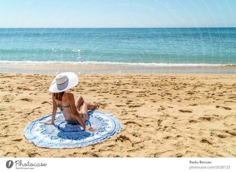 Junge Frau mit weißem Hut entspannt sich am Ocean Beach Sand Strand Jugendliche Mädchen Mode Meer schön Ferien & Urlaub & Reisen Beautyfotografie Porträt blau