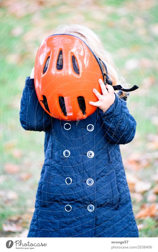 Mädchen mit roten Fahradhelm Fahrradtour Mensch Kind 1 3-8 Jahre Kindheit stehen blau grün Fahrradhelm aufsetzen Schutzhelm Verkehrssicherheit Hochformat