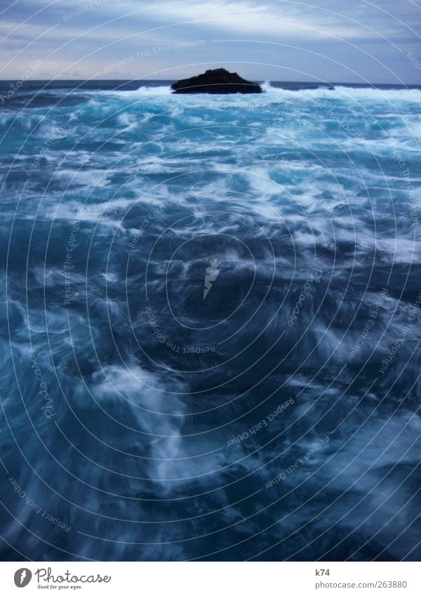 raue see Wasser Himmel Horizont Felsen Wellen Küste Meer Insel ästhetisch bedrohlich wild blau Ferne Brandung Wind Farbfoto Außenaufnahme Menschenleer Dämmerung