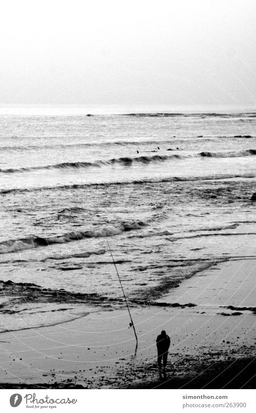 angler 1 Mensch Unendlichkeit Angeln Angelrute Angelköder Hochseefischer Fischer Meer Küste Einsamkeit Mann geduldig Schwarzweißfoto