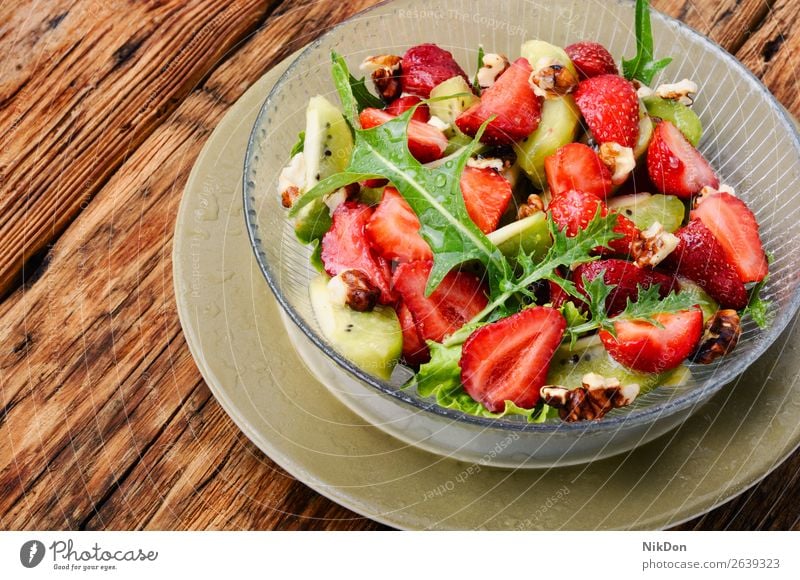 Salat mit Erdbeere Salatbeilage Erdbeeren Lebensmittel Gesundheit frisch grün lecker Gemüse Spinat Beeren Teller rustikal Vegetarier organisch Blatt Frucht