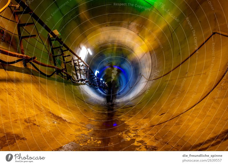 Abwasserkanal II Mensch 1 Berlin Deutschland Europa Hauptstadt Tunnel Bauwerk Kanal Röhren Stein Metall gelb grau grün orange rot Licht Lichterscheinung
