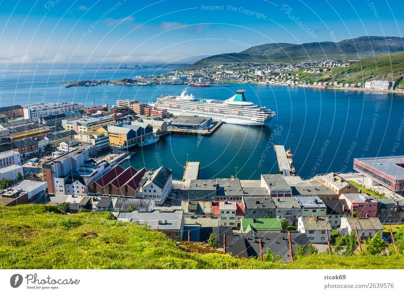 Blick auf Hammerfest in Norwegen Ferien & Urlaub & Reisen Tourismus Sommer Meer Berge u. Gebirge Haus Umwelt Natur Landschaft Wasser Wolken Klima Wetter Gras