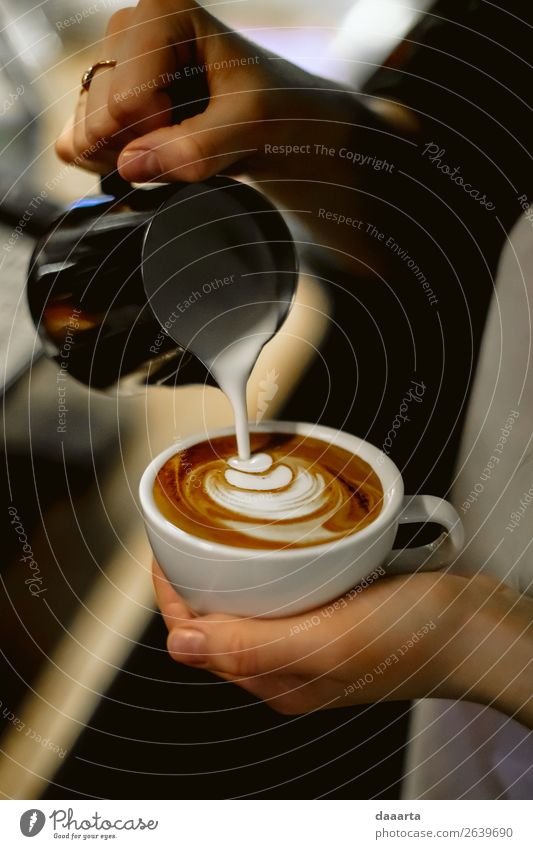 Barista bei der Arbeit 2 Getränk Heißgetränk Kakao Kaffee Latte Macchiato Milchkaffee Café Kantine Becher Lifestyle elegant Stil Freude Leben harmonisch