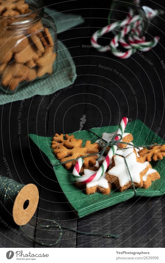 Lebkuchenkekse und ein Zuckerrohr auf grünen Servietten Kuchen Dessert Süßwaren Dekoration & Verzierung Küche Weihnachten & Advent Tradition Bäckerei