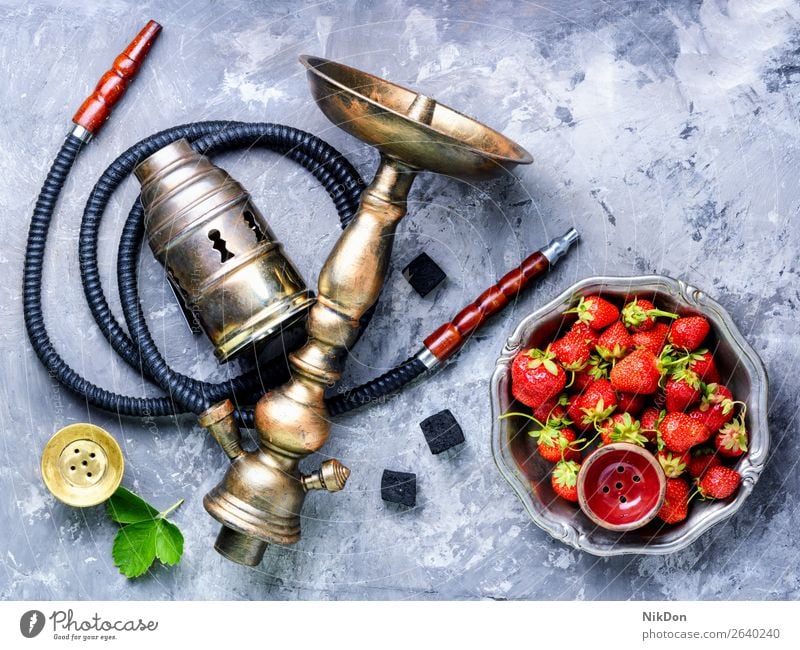 Stilvolle orientalische Shisha mit Erdbeere Wasserpfeifenrauch Tabak Beeren kalianisch Rauch Erdbeeren shisha Osten Erholung Frucht arabisch Mundstück Röhren