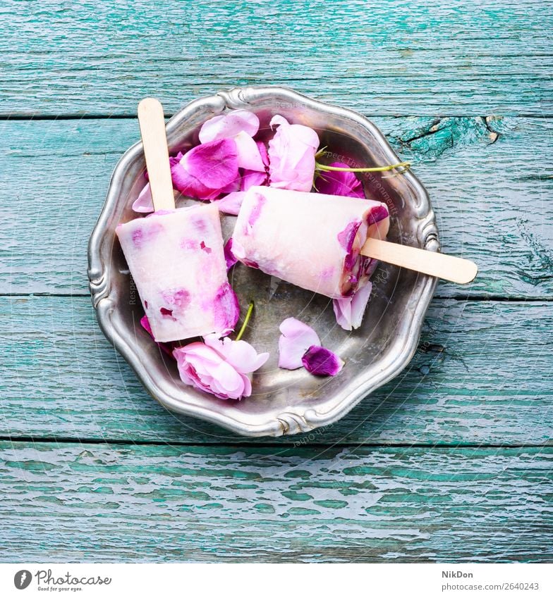 Speiseeis mit Geschmack einer Teerose Eiscreme Eisbecher Roséwein Blumen Entzug süß Dessert Lebensmittel Sahne Sommer gefroren kalt Molkerei cremig Blüte