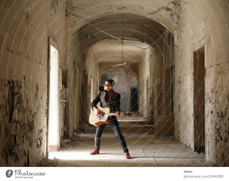 GuitarMan maskulin Mann Erwachsene 1 Mensch Musik Musiker Gitarre Traumhaus Ruine lost places Mauer Wand Tür Flur Jacke Sonnenbrille brünett kurzhaarig