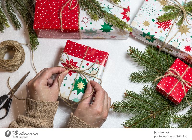Weibliche Hände wickeln Weihnachtsgeschenkbox ein kaufen Winter Dekoration & Verzierung Schreibtisch Tisch Tapete Feste & Feiern Weihnachten & Advent