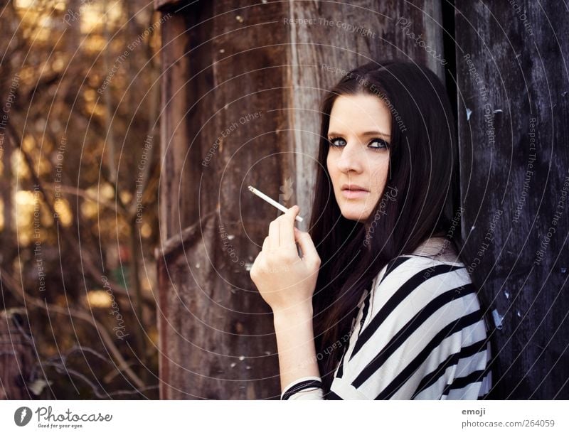 one day trip VIII feminin Junge Frau Jugendliche 1 Mensch 18-30 Jahre Erwachsene langhaarig schön Rauchen Zigarette Farbfoto Außenaufnahme Tag