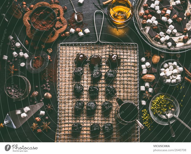 Selbstgemachte Pralinen mit Trockenpflaumen Lebensmittel Dessert Süßwaren Schokolade Ernährung Festessen Spirituosen Geschirr Stil Design Gesunde Ernährung