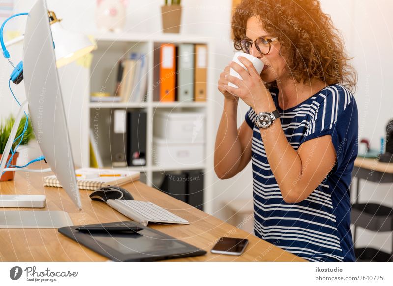 Kaffeepause bei der Arbeit trinken Design Glück Erholung Schreibtisch Erfolg Arbeit & Erwerbstätigkeit Beruf Arbeitsplatz Büro Business Karriere Computer