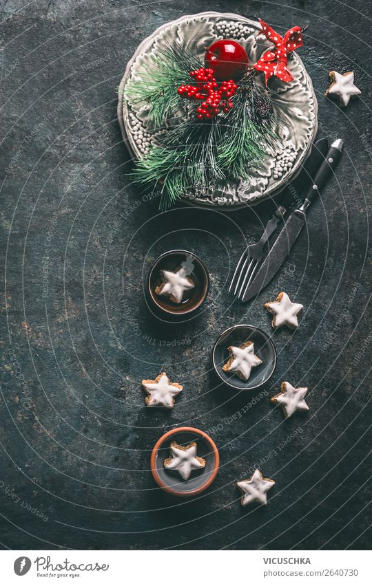 Weihnachtsessen Tischdekoration mit Zimtsterne Ernährung Festessen Geschirr Teller Besteck kaufen Stil Design Winter Häusliches Leben Wohnung einrichten