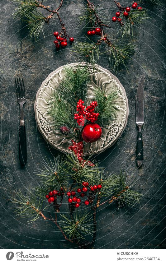 Tischdekoration mit Pinien Zweige für Weihnachten Festessen Geschirr Teller Besteck Stil Design Winter Dekoration & Verzierung Party Veranstaltung Restaurant