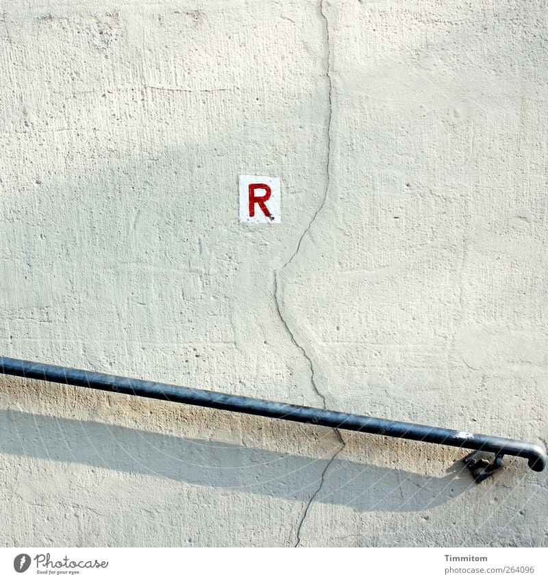 *NODREISENDER* - hier das verschwundene R wandern Mauer Wand Beton Stahl Schriftzeichen gehen einfach grau rot weiß Gefühle Bewegung Riss Geländer Wegweiser