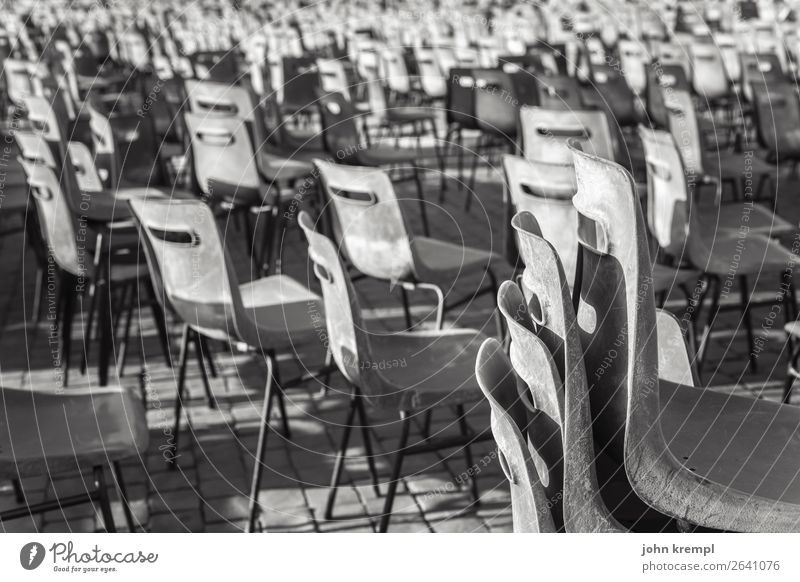 XXIV Rom - Freie Platzwahl Stuhl Sessel Plastiksessel Schwarzweißfoto Sitzgelegenheit Petersplatz Einsamkeit Ruhe verlassener Ort Menschenleer Außenaufnahme