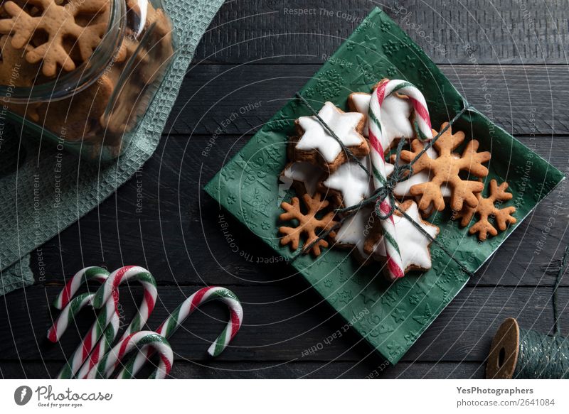 Lebkuchenkekse und Zuckerrohr auf einer Serviette. Kuchen Dessert Süßwaren Feste & Feiern Weihnachten & Advent lecker süß Tradition obere Ansicht Bäckerei